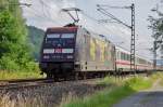 101 141  Bahnazubis gegen Hass und Gewalt  schiebt am 06.07.2013 IC 2208 durch Johannisthal gen Kronach.