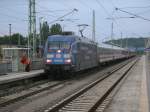 Schon bei eingeschalteter Bahnhofsbeleuchtung(kurz nach 19:00 Uhr) erreichte 101 042,mit dem CNL 1250 Binz-Zrich,am 10.August 2013,den Bahnhof Bergen/Rgen.