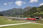 101 134 mit EC216 hat am 16.08.2013 soeben den Scheitelpunkt der Strecke bei Wald am Schoberpass erreicht.