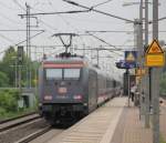 101 100-6 schiebt einen IC in Richtung Hannover.