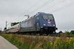 Die Starlight Express Werbelok 101 025-5 der DB bei der Durchfahrt von bersee am Chiemsee am 14.09.14