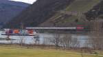 Trübes Wetter im Rheintal - Während sich das Containerschiff KENYRO mit voller Kraft durch das Binger Loch flussaufwärts kämpft, hat es die 101 auf der anderen Rheinseite etwas