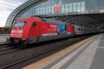 Die 101 100-6  Tessin exotisCH  mit dem IC 140 von Berlin Ostbahnhof nach Amsterdam CS beim Halt am 21.04.2014 in Berlin Hauptbahnhof.
