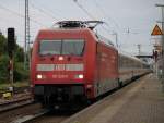 101 020-6 mit IC 2174 von Karlsruhe Hbf nach Warnemnde bei der Durchfahrt im Bahnhof Rostock-Bramow im Hintergrung kam schon die nchste S-Bahn Grund war zwischen 18:00-19:00 Uhr eine  technische