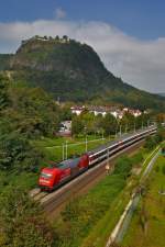 101 080 mit Werbung für Luzern fährt mit dem IC 183 von Stuttgart Hbf nach Zürich HB am Hausberg Singens vorbei,dem Hohentwiel,darauf ist ist die gleichnamige Festungsruine zu sehen.Bild vom 9.9.2014