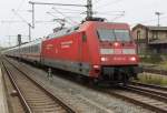 101 057-8 mit IC 2356(Umleiter)von Ostseebad Binz nach Frankfurt(M) Flughafen Fernbf kurz der Ausfahrt am 24.10.2015 im Rostocker Hbf