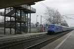 Bahn und Architektur - 101 042-0 mit dem IC 2004 'BODENSEE' von Konstanz nach Emden fährt am 03.04.2016 am nördlichen Zugang/Aufzug der Haltestelle Konstanz Fürstenberg vorbei.