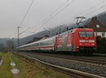 101 017-2 schiebt einen IC in Richtung Bad Hersfeld.