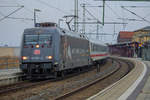 Werbelok 101 004 vor IC 24 27 (Urlaubsexpress Mecklenburg-Vorpommern) am Bahnsteig 2 in Pasewalk.