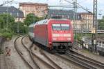 101 084 zieht am 23.05.2017 den EC8 nach Hamburg aus dem Bahnhof Mannheim hinauf zu den Rheinbrücken nach Ludwigshafen.