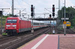101 030-5 ist mit ihrem IC nach Stralsund/Greifswald unterwegs und wird gleich in Kassel Wilhelmshöhe einen Zwischenstopp einlegen.