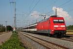 Am 13.09.2016 bespannte 101 088-3 den EC 9 (Hamburg Altona - Zürich HB), als sie mit dem EUoCity durch Müllheim (Baden) in Richutng Schweizer Grenze fuhr.