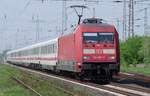 DB 101 067 zieht am 21.04.2018 ihren Intercity über die Güterzugstrecke durch Ratingen-Lintorf.