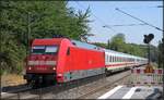 Die 101 014-9 ist mit einen IC am Haken nach Aachen unterwegs. Hier passiert der Zug gerade den Haltepunkt Eilendorf an der Kbs 480. Datiert vom 03.Aug. 2018.