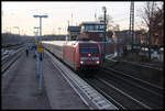 Bei Sonnenuntergang fährt hier 101021 mit einem Intercity aus Münster kommend am 19.1.2019 um 16.20 Uhr in Richtung Osnabrück durch den Bahnhof Hasbergen.
