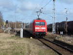 IC 2213 Binz-Koblenz,gezogen von 101 010,mußte,am 10.März 2019,kurz vor Rostock im Bahnhof Rövershagen über das Kreuzungsgleis,an einem Kesselzug,vorbei.