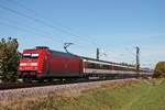 Am Mittag des 13.10.2017 fuhr die 101 017-2 mit dem EC 7 (Hamburg Altona - Interlaken Ost) bei Hügelheim durchs Rheintal in Richtung Basel.
