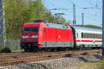 Lok 101 027 bei Rangierarbeiten mit IC Rügen (IC 2212) auf dem Bahnhof im Ostseebad Binz.