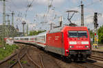 101 103-0 durchfährt Köln Messe/Deutz mit einem Doppeltraktion-Intercity, am 14.05.2019.