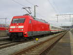 Frisch lackiert die 101 124,am 01.Januar 2020,mit dem IC Binz-Berlin Lehrter Hbf,in Bergen/Rügen.