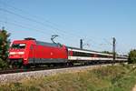 Mit dem EC 7 (Hamburg Altona - Interlaken Ost) fuhr am Mittag des 12.09.2018 die 101 010-7 bei Hügelheim durchs Markgräflerland in Richtung Basel, wo sie ihren Zug an die SBB übergibt