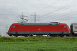 Die Elektrolokomotive 101 024-8 zog Anfang Mai 2020 einen Intercity durch Bochum-Wattenscheid.