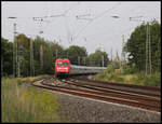 In der Ausgangskurve des Bahnhof Hasbergen ist hier am 1.8.2020 um 19.41 Uhr die DB 101027 mit dem IC nach Frankfurt am Main unterwegs.