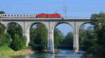 101 086-7 schiebt Mitte August 2020 einen IC über das Viadukt in Traunstein.