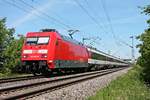 Am späten Mittag des 27.05.2020 fuhr 101 095-8 mit dem EC 7 (Hamburg Altona - Interlaken Ost) bei Hügelheim über die Rheintalbahn durchs Markgräflerland in Richtung Schweiz.