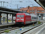 Ein von 101 026-3 gezogener IC fährt hier im August 2021 gerade in den Hauptbahnhof Stralsund ein.