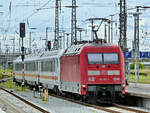 Ein von 101 051-1 geschobener IC verlässt hier im August 2021 gerade den Hauptbahnhof Stralsund.