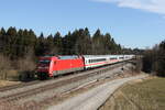 101 032 mit dem  IC Königssee  aus Freilassing kommend am 3. März 2022 bei Grabenstätt im Chiemgau.