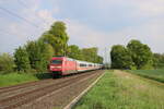Die verkehrsrote (oder eher verkehrsrosane) 101 023-0 zieht am 02.05.2022 einen Intercity über die linke Rheinstrecke in Richtung Norden und passiert hier Bornheim.