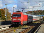 IC 2213 Binz-Stuttgart hatte,am 19.Oktober 2022,im Abschnitt Binz-Rostock,die 101 133 als Zuglok.Hier die Einfahrt in Bergen/Rügen.