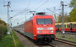 DB Fernverkehr AG [D] mit  101 134-5   [NVR-Nummer: 91 80 6101 134-5 D-DB] und IC-Wagengarnitur am 24.10.22 Durchfahrt Bahnhof Berlin Hohenschönhausen.