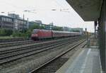 101 142 (verschrottet im August 2022) hatte hier am Morgen des 10.7.2013 den München-Nürnberg-Express zur Fahrt nach München Hbf am Haken. Aufgenommen bei der Durchfahrt durch München-Laim.