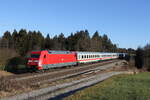 101 139 mit dem  IC Königssee  aus Freilassing kommend am 2. Januar 2023 bei Sossau im Chiemgau.