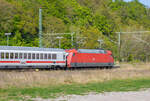IC mit farblich verblasster Lok 101 114 bei der Durchfahrt in Lietzow nach Binz.