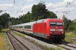 101 003 durchfährt mit dem wegen einer Stellwerksstörung umgeleiteten IC 2083/2085 den Bahnhof Roßtal, 24.06.2023