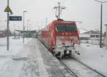 Hier 101 033-4 mit IC2150 von Stralund nach Düsseldorf Hbf., bei der Ausfahrt am 1.2.2010 aus Angermünde.