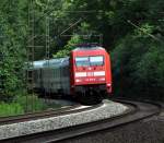 DB Fernverkehr 101 036 mit IC 2329 Kiel Hbf - Nürnberg Hbf schlängelt sich am 22.07.12 auf den engen Gleisbögen durch das Wiehengebirge zwischen Ostercappeln und Vehrte.