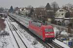101 069-3 wird zusammen mit den Wagen des IC 1218 (München - Innsbruck - Lindau - Friedrichshafen - Ulm - Frankfurt) durch zwei 218er von Lindau nach Ulm gezogen (Langenargen, 26.01.2013)