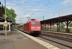 Mit hoher Geschwindigkeit durch fährt die 101 002-4 mit einem IC den Bahnhof Brohl in Richtung Koblenz am Himmelfahrtstag.9.5.2013