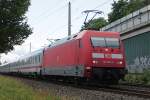 101 098-2 (im Sandwich-Betrieb mit der 120 113-6) mit IC 2086 von Hamburg Hbf nach Stralsund Hbf in der Schweriner Feldstadt am 23.06.2013