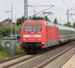 An der 101 073-5, die mit einem IC aus Hannover kam, interessierte mich nur der Fenster-Schmuck ;) Aufgenommen am 10.07.2013 in Dedensen-Gümmer.