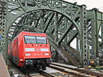 101 084-2 überquert mit einem IC die Hohenzollernbrücke in Köln am Hauptbahnhof am 28.