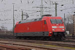 DB Lok 101 064-4 wird nach einem Rangiermanöver auf einem Nebengleis beim badischen Bahnhof abgestellt. Die Aufnahme stammt vom 19.01.2022.