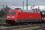 DB Lok 101 016-4 fährt am 08.03.2023 beim badischen Bahnhof ein.