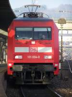 101 004-0 steht mit einem InterCity im Bahnhof Ulm Hbf zur Abfahrt bereit.