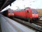 101 115-4 und 101 025 (ohne Kontrollziffer) stehen am 25.12.2008 auf Gleis 6 und 7 im Hauptbahnhof Magdeburg.